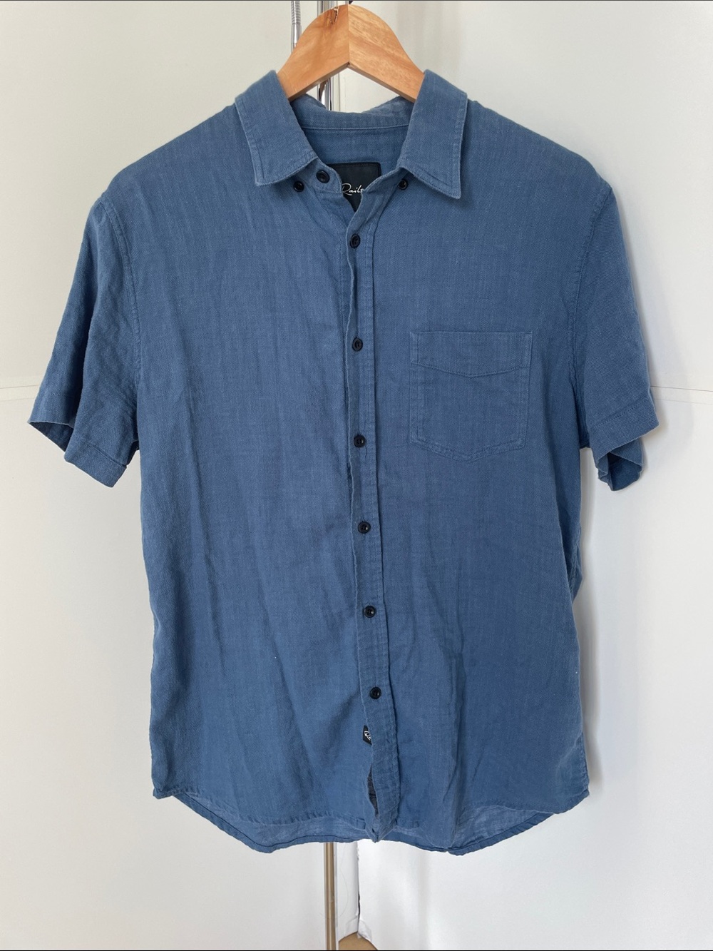 Men’s Rails short sleeve button down shirt. Size Medium. 100% cotton.